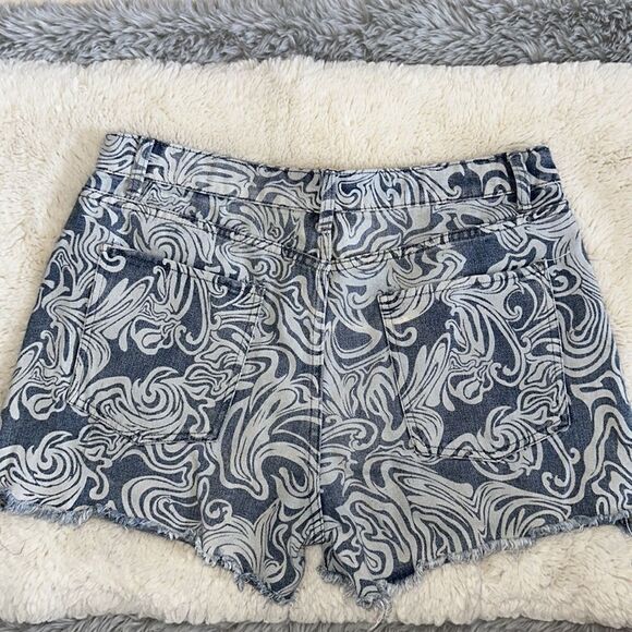 No Boundaries Juniors’ High Rise Destructed Midi Denim Short in Star Denim! - Picture 4 of 5